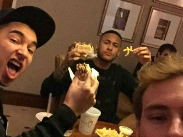 Neymar memiliki kegemaran makan junkfood